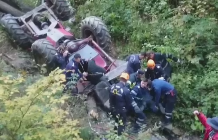 Sfarsit cumplit pentru un barbat di Brasov. Barbatul a fost prins sub un utilaj de carat lemne, in padure