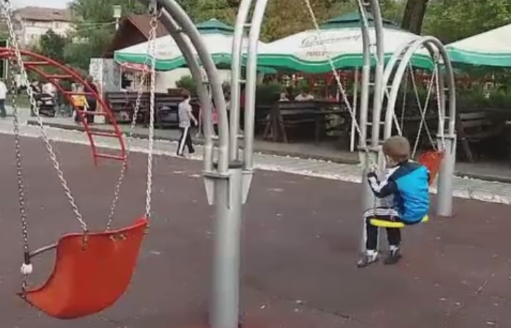 Un baiat de 5 ani a cazut intr-un rau in Moreni. Mama lui, asistenta, a lesinat cand a realizat ca este vorba de copilul ei