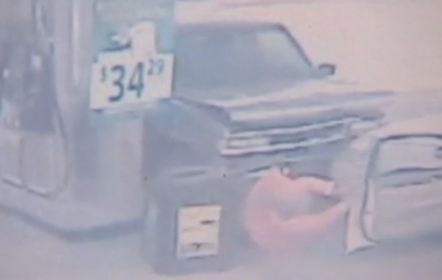 Grav accident intr-o benzinarie. O camioneta a lovit in plin o femeie care isi alimenta masina. VIDEO