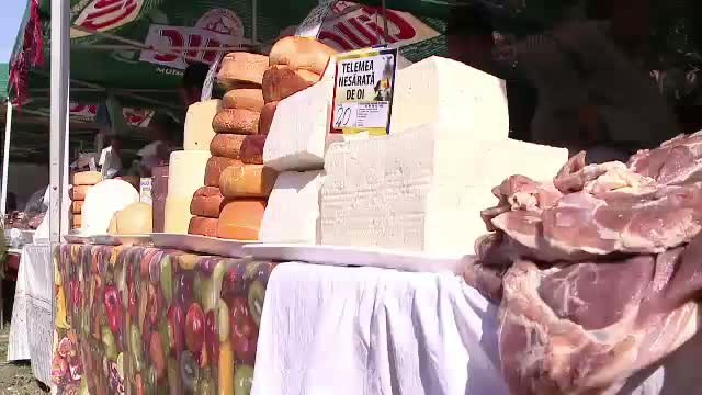 "Ravasitul oilor", la Bran. Ciobanii s-au adunat pentru marea sarbatoare si au intins mesele cu produse traditionale