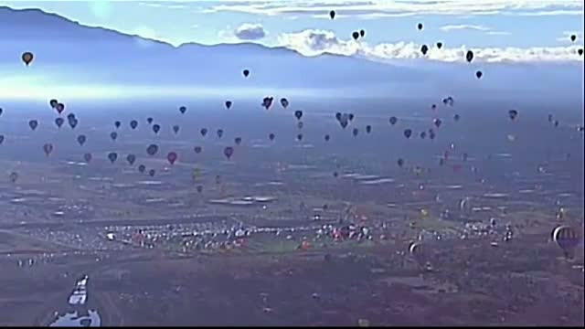 Baloanele cu aer cald au facut spectacol in statul american New Mexico. Cerul s-a colorat cu 500 de modele