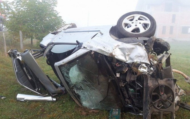 Patru tineri grav raniti dupa ce s-au rasturnat cu masina pe un camp, in Maramures. Cauza accidentului. VIDEO