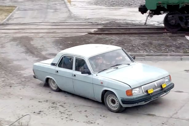 Cum ajunge la locul de munca o echipa de rusi din Siberia: au intrat 17 intr-o singura masina