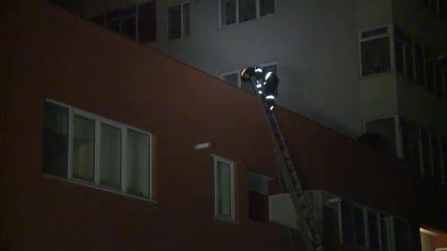 O femeie de 45 de ani a murit pe loc dupa ce s-a prabusit de la ultimul nivel al unui bloc din Capitala