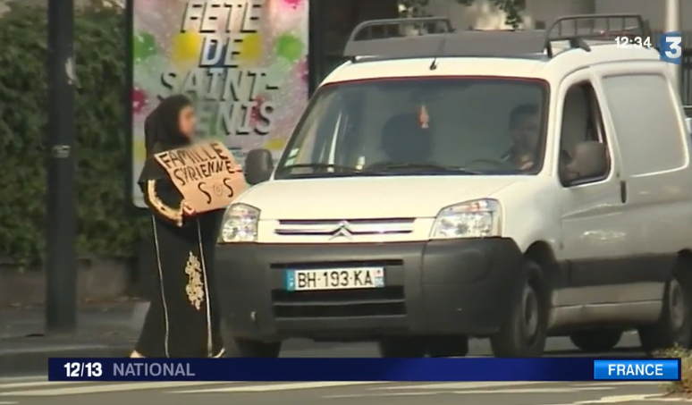 Cersetorii romani din Paris au ajuns sa se dea drept refugiati sirieni. Cum au fost dati de gol: "Familie siriana SOS". VIDEO