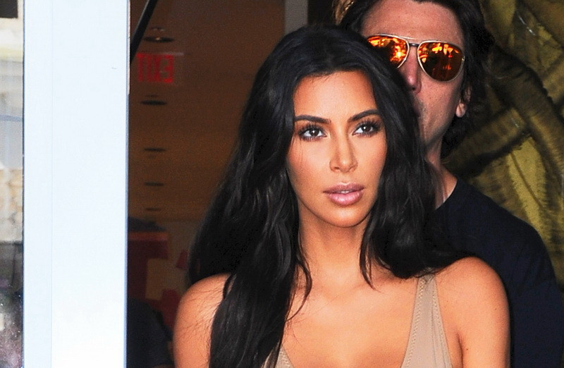 Kim Kardashian le-a spus politistilor ca barbatii care au jefuit-o erau niste amatori. Ce au facut hotii in camera vedetei