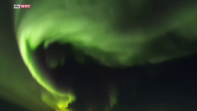 Autoritatile din Islanda au intrerupt iluminatul stradal pentru ca locuitorii sa admire spectaculoasa aurora boreala