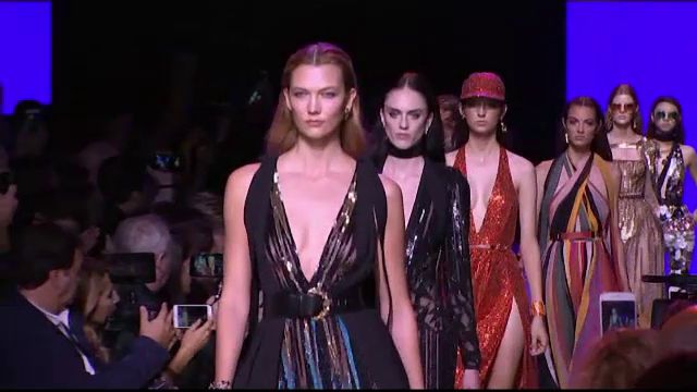 Colectia Viviene Westwood, excentricitate si eleganta la Saptamana Modei de la Paris. Creatoarea a facut echipa cu sotul ei