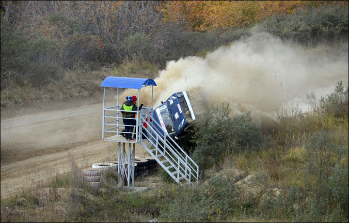 Accident oribil la un raliu din Rusia: o masina s-a izbit de un punct de control. Totul a fost filmat