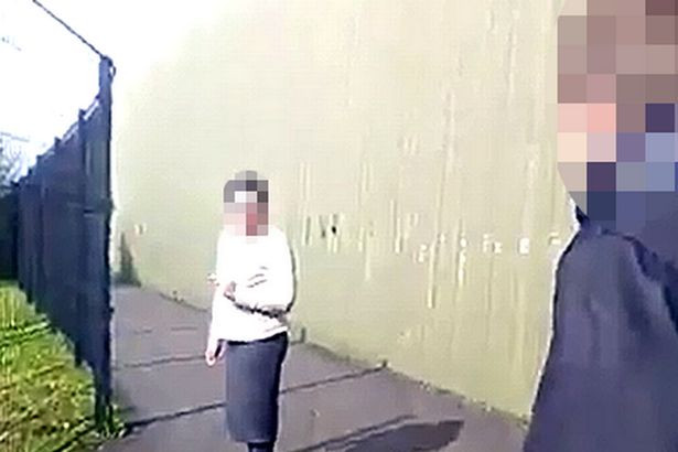 Scene tulburatoare cu o romanca victima unui atac rasist al unor copii, in Irlanda de Nord: "Esti o sinucigasa cu bomba!"