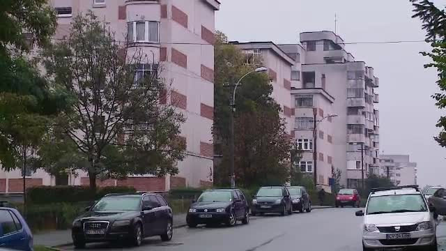 Un batran de 84 de ani s-a sinucis chiar in fata blocului unde locuia. Vecin: "Era cumsecade, am crezut ca din cauza banilor"