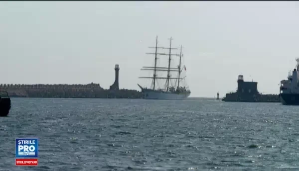 Si-a cerut iubita in casatorie, chiar pe Bricul Mircea. Momente emotionante la revenirea tinerilor marinari romani