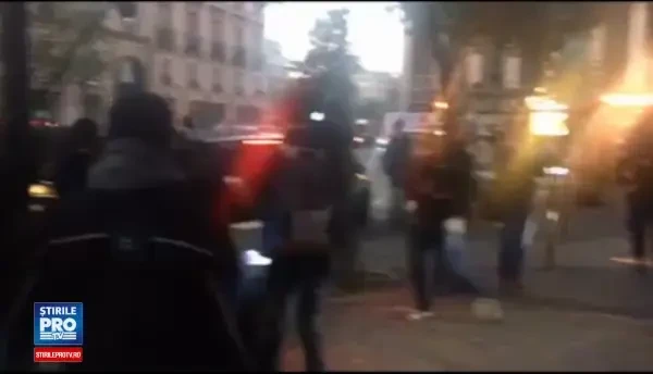 Kim Kardashian, tinta unui jaf armat de 10 mil. EUR, la Paris. Vedeta a fost amenintata cu pistolul si legata in baia casei