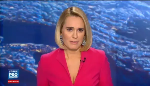 Viorel, cerbul carpatin de la rezervatia din Constanta care ii pupa pe toti vizitatorii. Pe unii ii ia si in brate