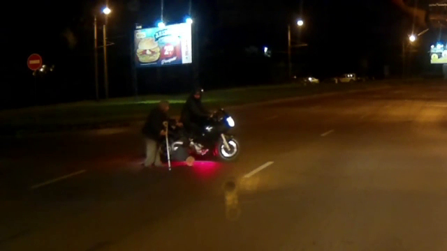 Un motociclist a oprit circulatia pe o strada ca sa ajute o batrana sa traverseze. Reactia politistilor la vederea inaginilor