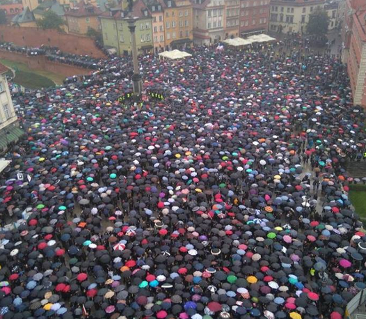 Mii de femei din Polonia au protestat in strada fata de interzicerea avortului: "Mental ne aflam in Evul Mediu"