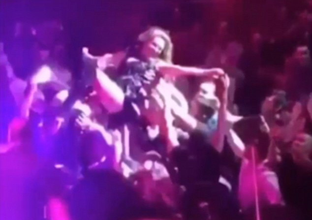 Cantareata celebra care a ramas dezgolita pe scena. Ce i-au facut fanii dupa ce a plonjat pe bratele lor