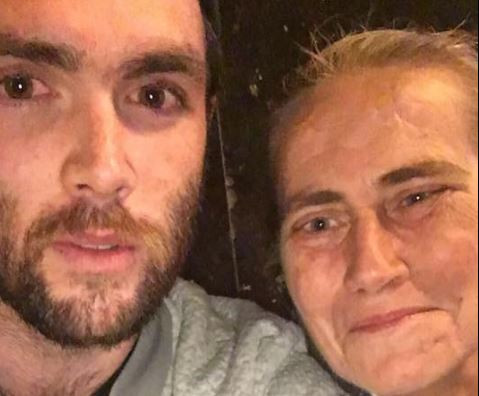 O femeie fara adapost a cerut un pahar cu apa, intr-un restaurant, dar a fost refuzata. Gestul induiosator facut de un tanar