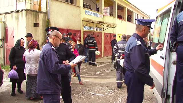 Un tanar de 27 de ani s-a urcat pe un bloc de 10 etaje si a amenintat ca se arunca. Ce s-a intamplat cu el