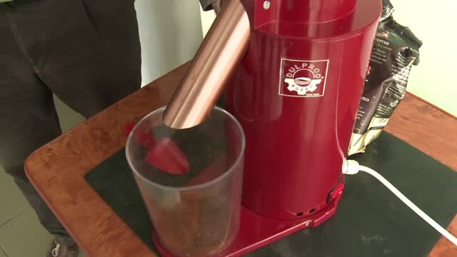 O femeie din Vaslui a murit dupa ce un aparat de cafea i-a explodat in fata. Martor: "Era cazuta pe jos, desfigurata"