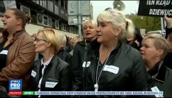 Mii de femei din Polonia au protestat in strada fata de interzicerea avortului: Mental ne aflam in Evul Mediu