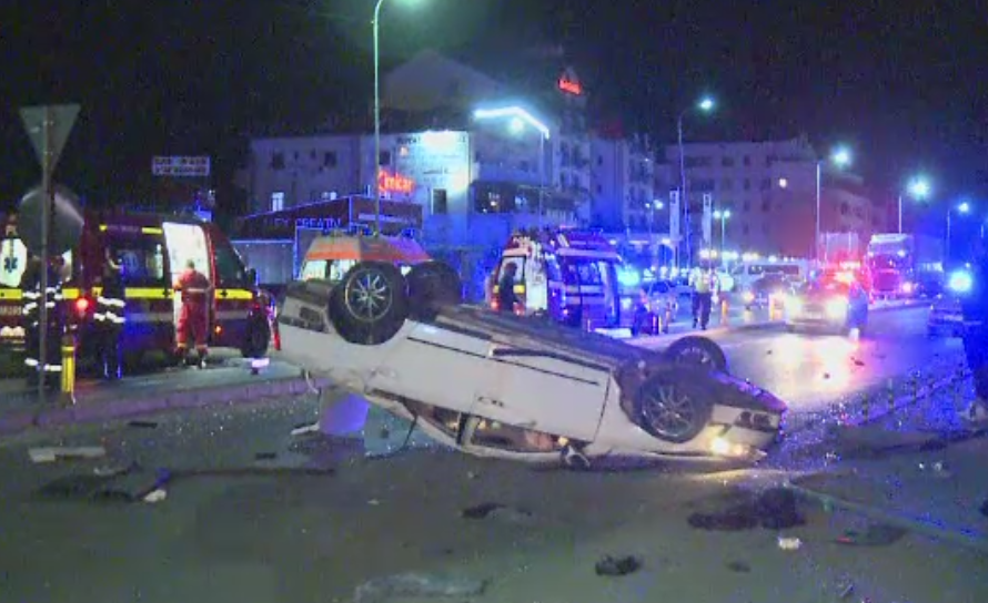 Cascadorie pe sosea. Un barbat s-a rasturnat cu masina dupa ce a lovit o bordura intr-un sens giratoriu