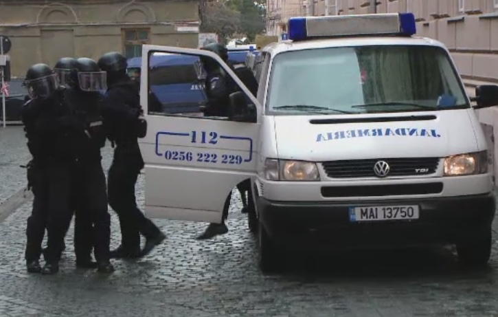 Mai multe persoane luate ostatice la Palatul Dicasterial din Timisoara, in cadrul unei simulari a jandarmilor. Cum a decurs
