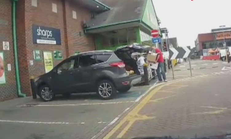 Surpriza pentru un barbat aflat la cumparaturi. Ce a gasit in portbagaj atunci cand a vrut sa aseze cateva cutii