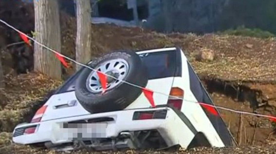 O intalnire romantica pe un deal s-a terminat urat pentru doi indragostiti. Masina in care se aflau, "inghitita" de pamant