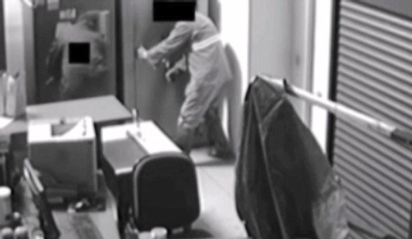 Au planuit timp de 7 luni jefuirea unui banci, dar cand au ajuns in interior s-au confruntat cu o problema. Ce s-a intamplat