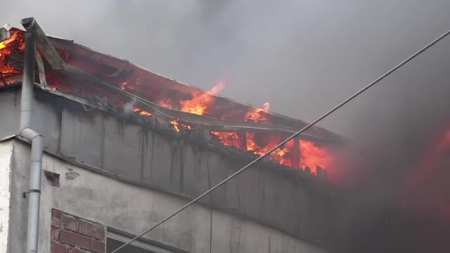 Incendiu puternic in Targu Mures. O fosta fabrica de mobila a luat foc, iar flacarile s-au extins pe zeci de metri patrati