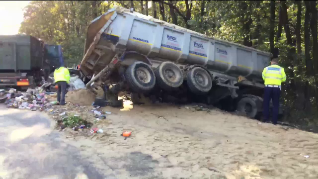 Circulatie blocata miercuri dimineata pe autostrada A1. Un camion plin cu gunoi a lovit o autoutilitara cu nisip