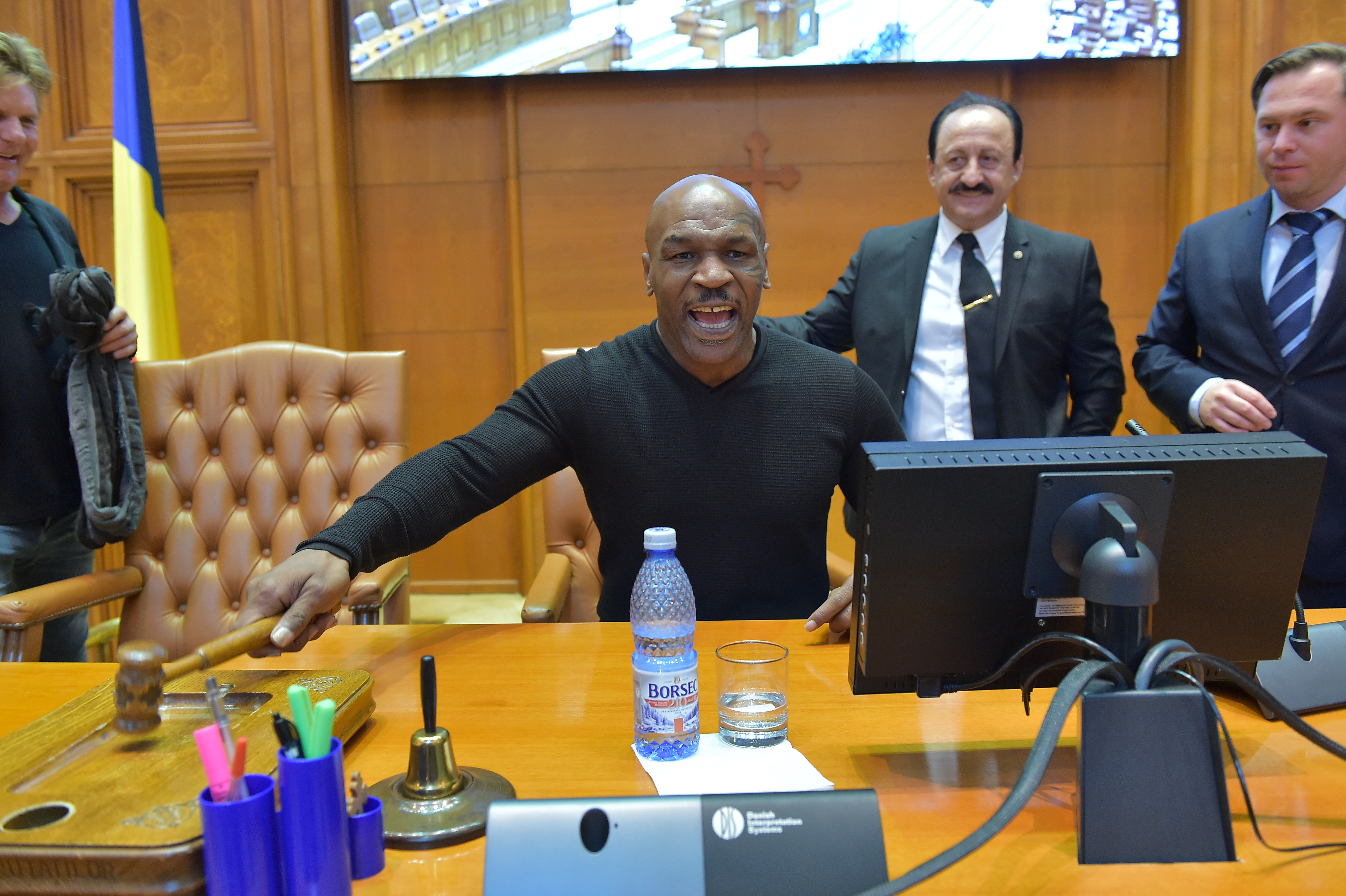 Vizita a lui Mike Tyson in Parlamentul Romaniei. Cum l-a sabotat Tariceanu si reactia boxerului cand a vazut Casa Poporului