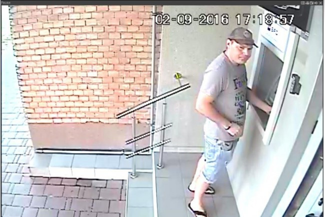 Metoda simpla prin care un barbat ar fi incercat sa fure bani din bancomat. Politia il cauta de o luna