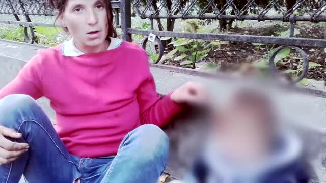 Mama filmata beata alaturi de fetita ei de 2 ani nu a fost sanctionata. Femeia si sotul ei au promis ca nu vor mai bea