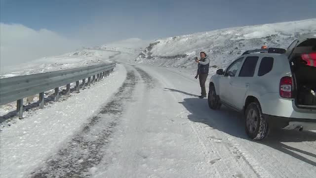 Soselele din Romania unde se circula deja in conditii de iarna. Zonele in care va ninge vineri. VIDEO