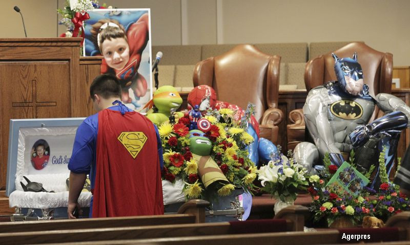 Mereu si-a dorit sa fie un supererou, dar nu a mai apucat. Baietelul de sase ani a fost impuscat in timp ce se afla la scoala
