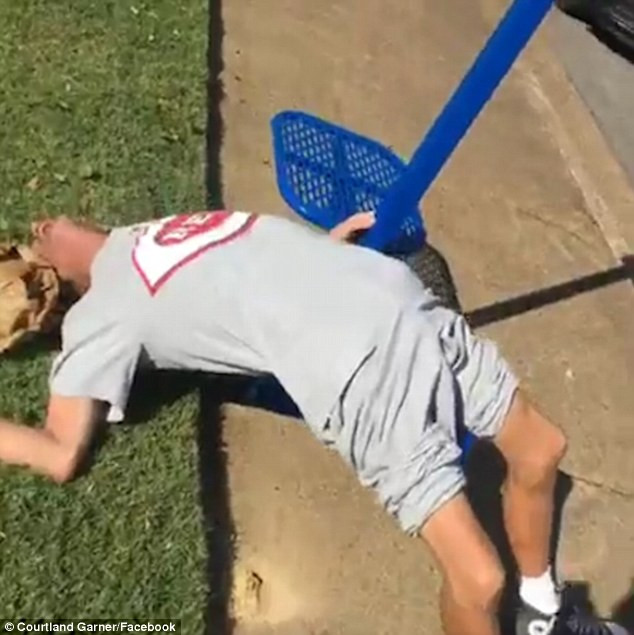 Imagini socante cu doi batrani, surprinse pe o strada din SUA. Urmarile consumului de heroina. VIDEO