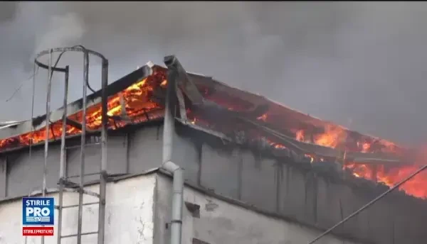 Incendiu puternic in Targu Mures. O fosta fabrica de mobila a luat foc, iar flacarile s-au extins pe zeci de metri patrati