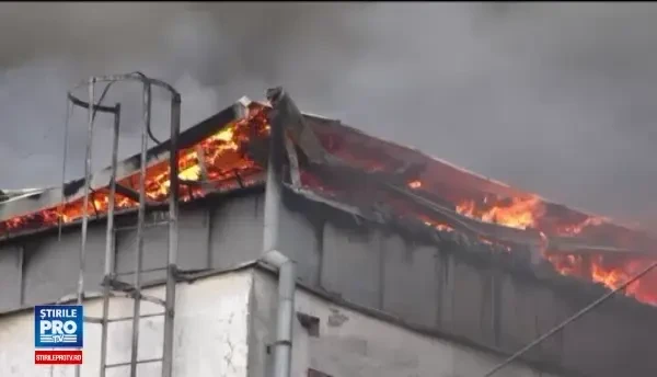 Incendiu puternic in Targu Mures. O fosta fabrica de mobila a luat foc, iar flacarile s-au extins pe zeci de metri patrati