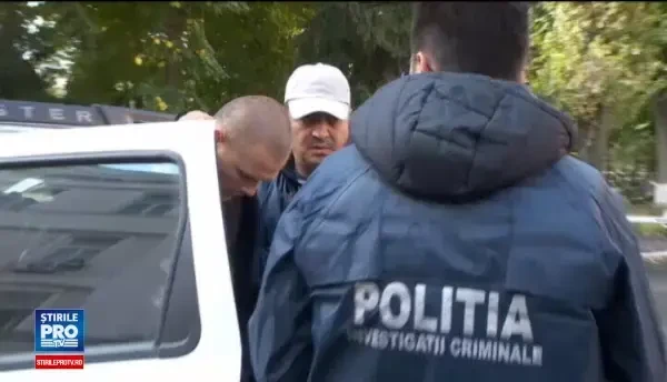 Barbatul care a lovit mortal doi copii in Galati, apoi a fugit, a fost adus sub escorta in Romania. Imi pare rau