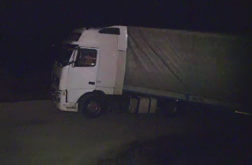 Situatie bizara pe o sosea din Cluj. Motivul pentru care un TIR care venea din Ucraina a blocat toata noaptea un drum