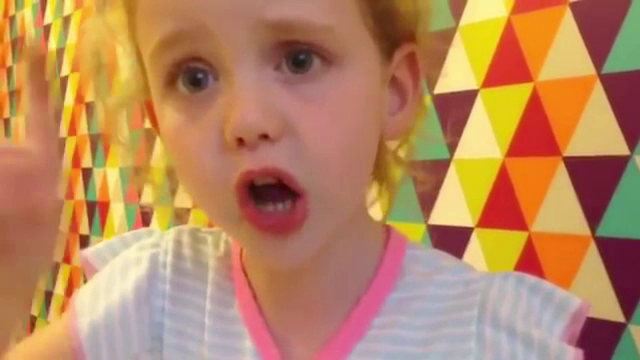 Ingrijorata de soarta oamenilor strazii, o fetita transmite un mesaj premierului britanic: "Iesi si tu pe afara, sa-i vezi!"