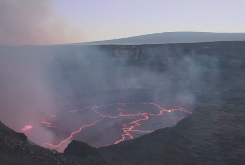 Imagini spectaculoase cu Vulcanul Kilauea din Hawaii. Cercetatorii s-au aventurat pana in apropierea craterului