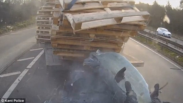 Accident surprins cu o camera de bord: un sofer a intrat cu camionul intr-un sir de masini. VIDEO