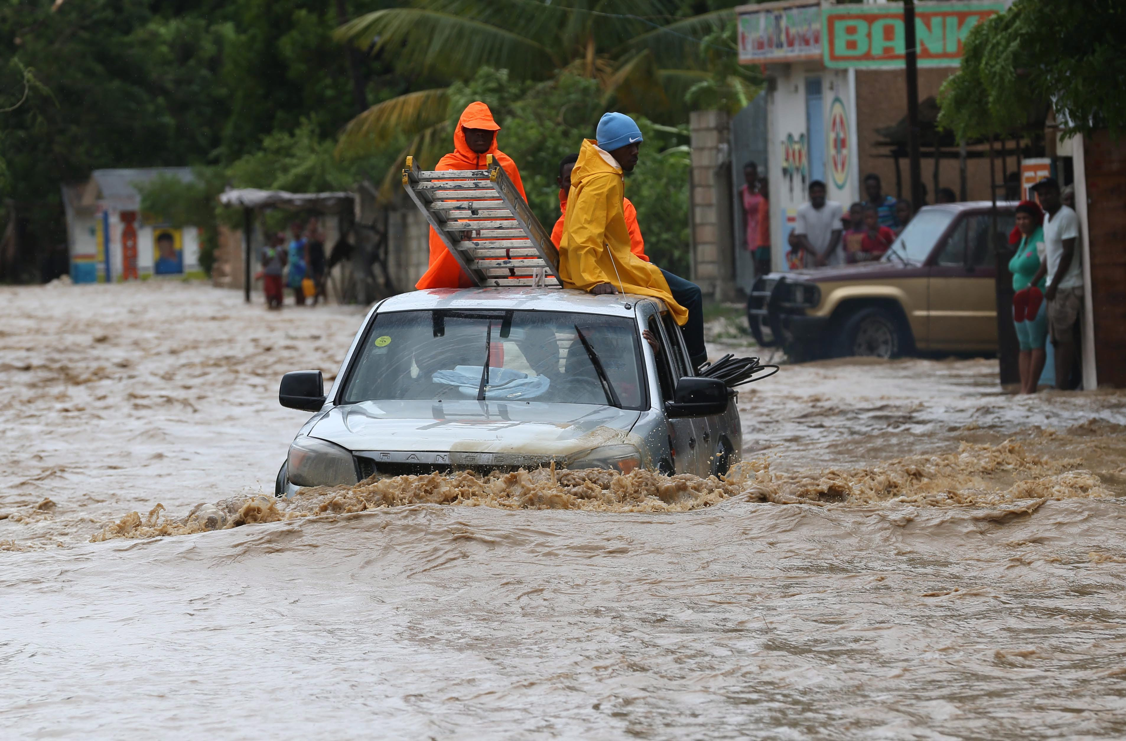 Uraganul Matthew a ucis 108 persoane numai in Haiti si se indreapta spre Florida. Barack Obama a declarat stare de urgenta