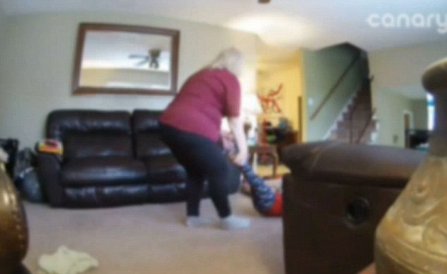 A vazut schimbari in comportamentul fiului ei si a instalat o camera in living. Ce a vazut apoi pe imagini a ingrozit-o