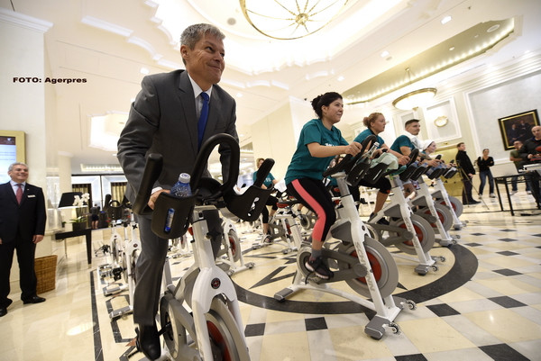 Premierul Dacian Ciolos a pedalat pe o bicicleta statica in holul unui hotel, inainte de a participa la o conferinta