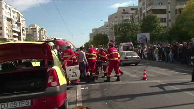 Un taximetrist din Craiova a provocat joi seara un grav accident. Barbatul a ajuns in coma la spital