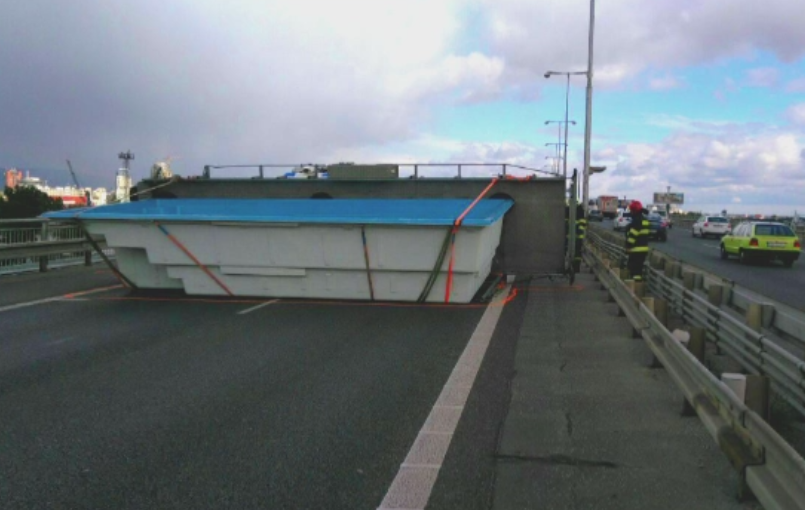 Ambuteiaj imens pe un pod peste Dunare, dupa ce o piscina a cazut de pe platforma care o transporta